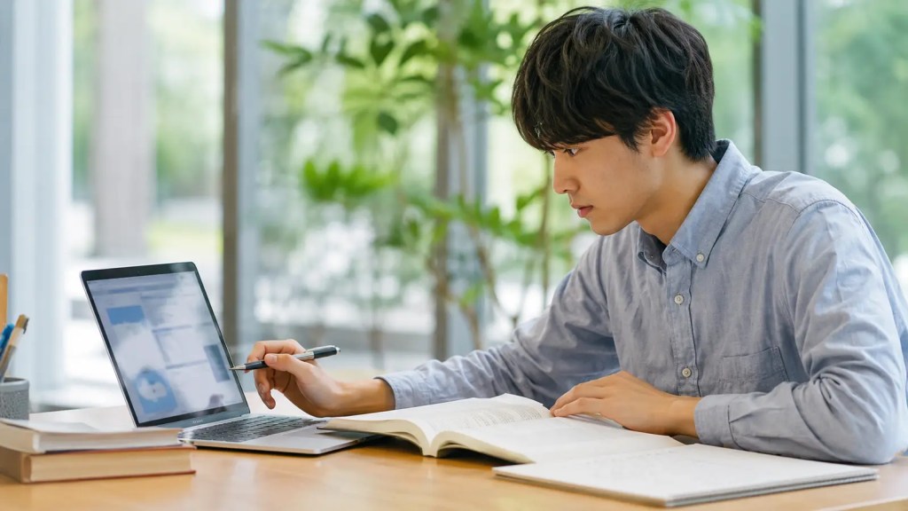 生成AIの情報を本とノートで確認しながら学ぶ学生