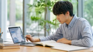 生成AIの情報を本とノートで確認しながら学ぶ学生